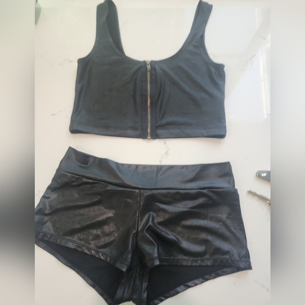 Stretchy top and shorts